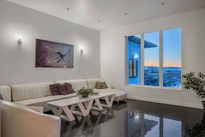 Smart TV, lareira, videogames, DVD player