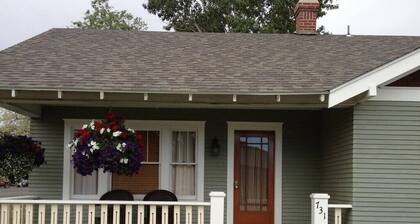 Papa Bear Cottage (Downtown Cody)