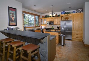 Kylskåp, mikrovågsugn, ugn och spishäll