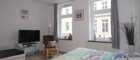 1 bedroom, bed sheets