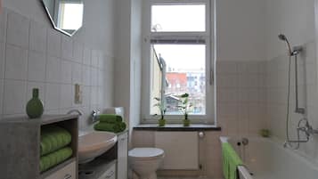 Duschwanne, Handtücher, Toilettenpapier