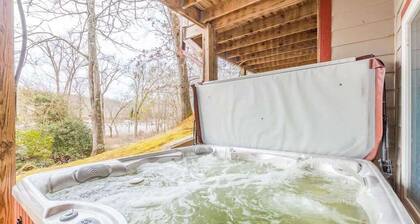 RIVERFRONT IN HELEN | HOT TUB | POOL TABLE | WI-FI