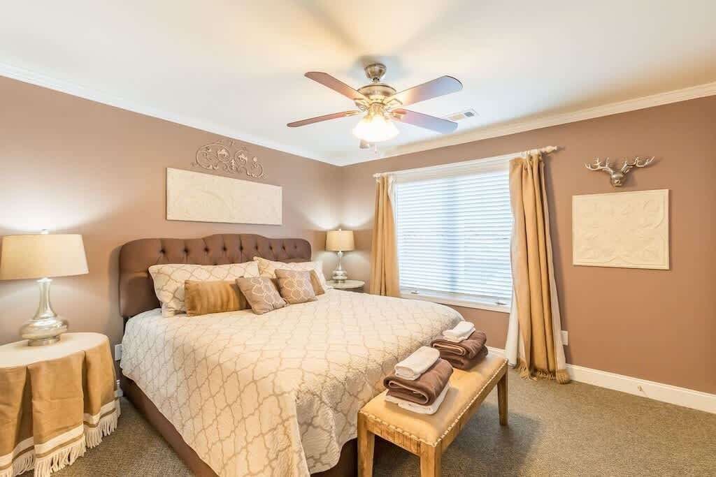 3 bedrooms, iron/ironing board, WiFi, bed sheets