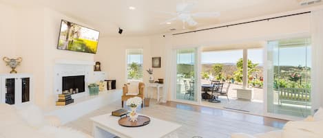 TV connectée, livres, espaces bureaux, imprimantes