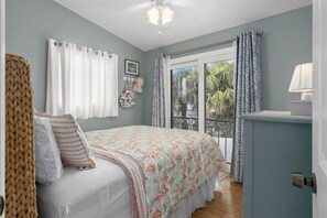 2 bedrooms, iron/ironing board, WiFi, bed sheets - Adorable two bedroom one bath condo
walk to the beach and st Armand’s circle (Sarasota)