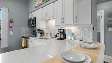 Een koelkast, een magnetron, een oven, een kookplaat