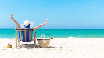 Vlak bij het strand, ligstoelen aan het strand, strandlakens