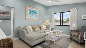 Een smart-tv en boeken