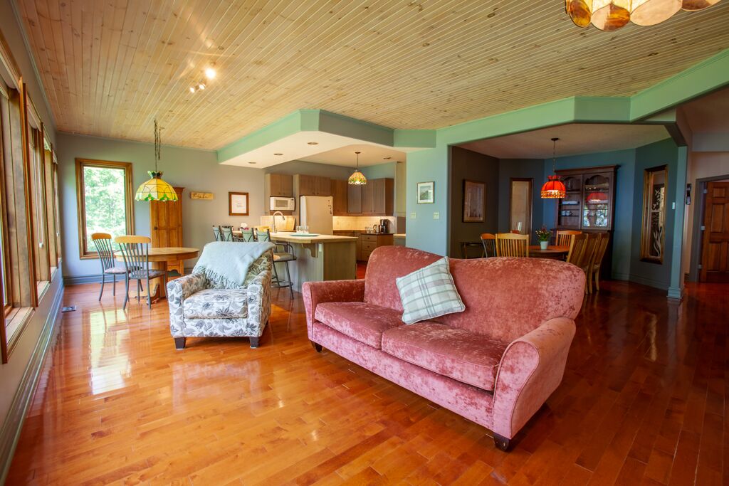 Woodland Retreat, Charming Bayfield Cottage: Where Christmas Dreams Come True