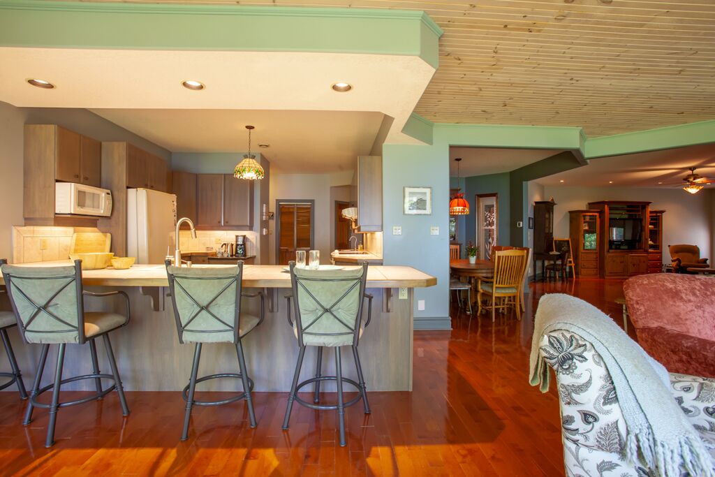 Woodland Retreat, Charming Bayfield Cottage: Where Christmas Dreams Come True