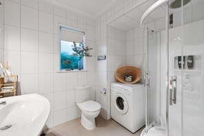 Douche, sèche-cheveux, serviettes fournies, savon