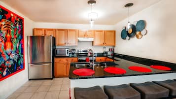 Køleskab, mikrobølgeovn, ovn, kogeplade