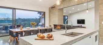 Lake View Contemporary Comforts meets Nature