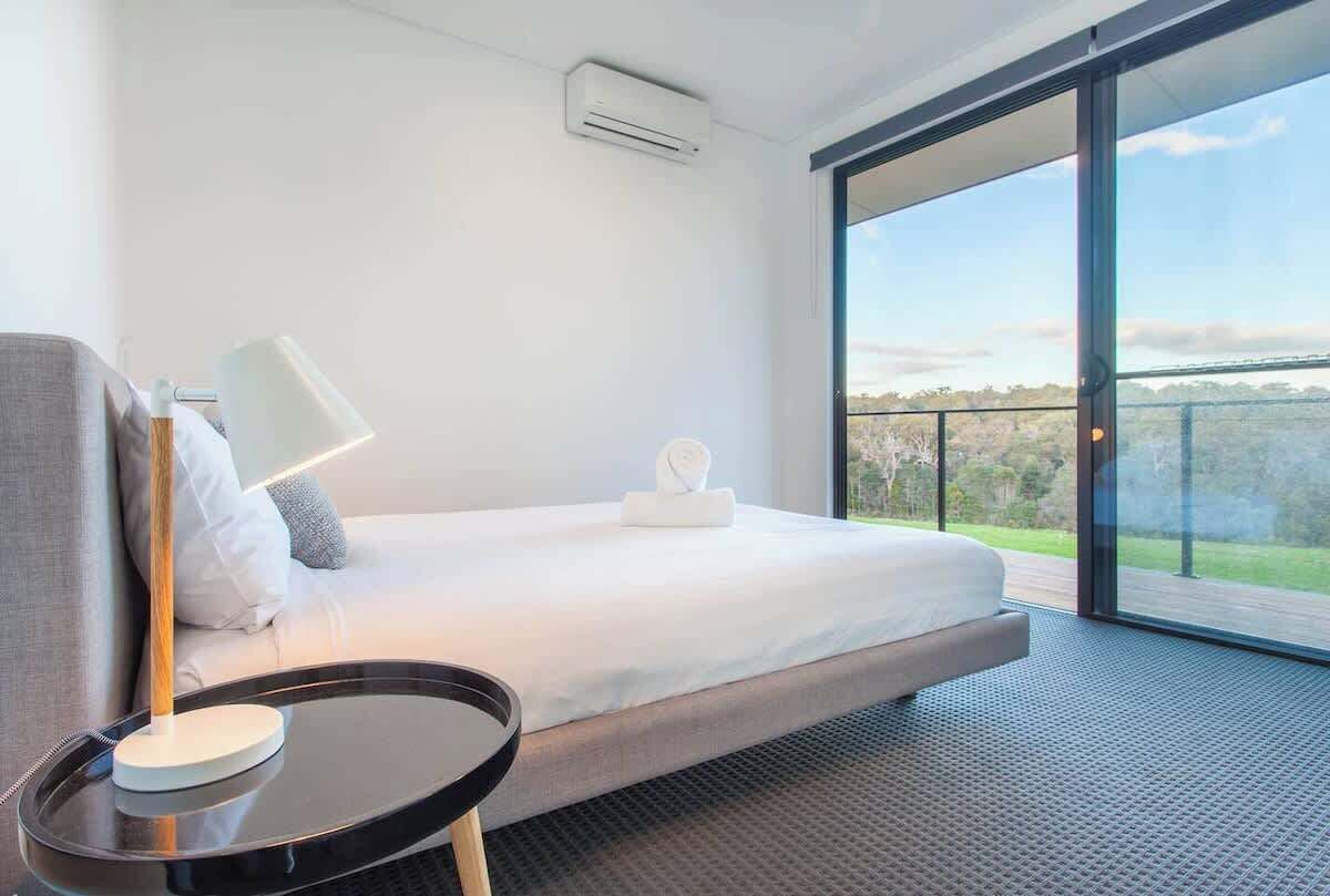5 bedrooms, iron/ironing board, WiFi, bed sheets