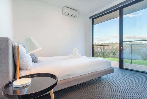 5 bedrooms, iron/ironing board, WiFi, bed sheets