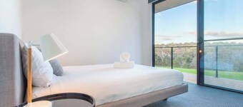 Lake View—Contemporary Comforts meets Nature