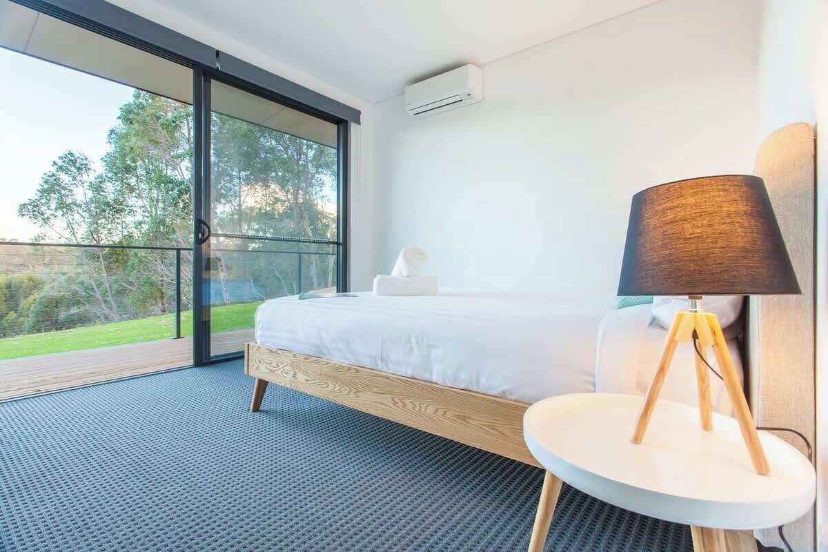 5 bedrooms, iron/ironing board, WiFi, bed sheets