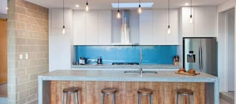 Lake View Contemporary Comforts meets Nature