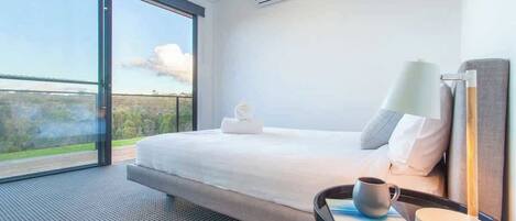 5 habitaciones, tabla de planchar con plancha, wifi y ropa de cama