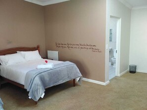 10 habitaciones, tabla de planchar con plancha, wifi y ropa de cama