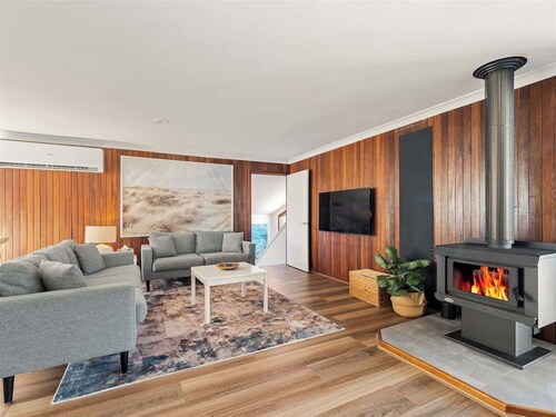 Bay Beach House—Beachfront Bliss near Town