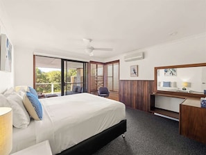 5 bedrooms, iron/ironing board, WiFi, bed sheets - Bay Beach House—Beachfront Bliss near Town (Dunsborough)