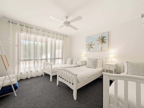 5 bedrooms, iron/ironing board, WiFi, bed sheets