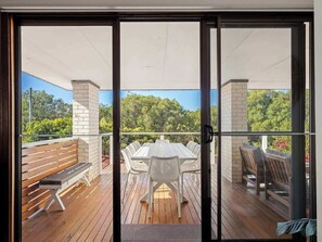 Outdoor dining - Bay Beach House—Beachfront Bliss near Town (Dunsborough)