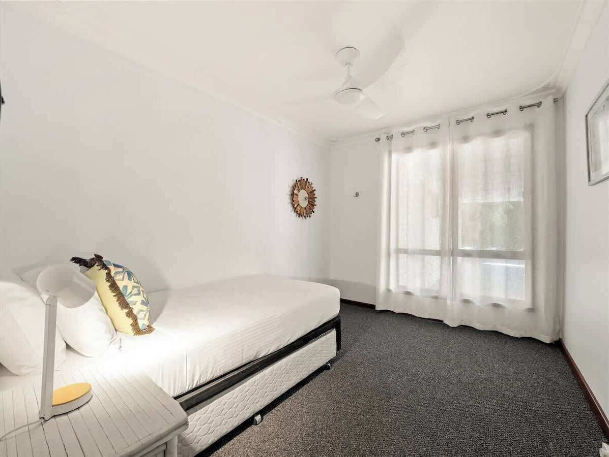 5 bedrooms, iron/ironing board, WiFi, bed sheets