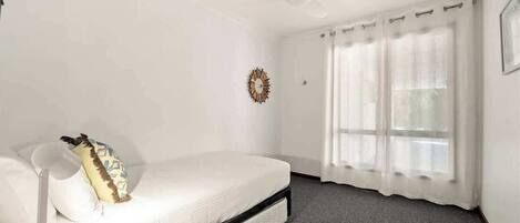 5 bedrooms, iron/ironing board, WiFi, bed sheets