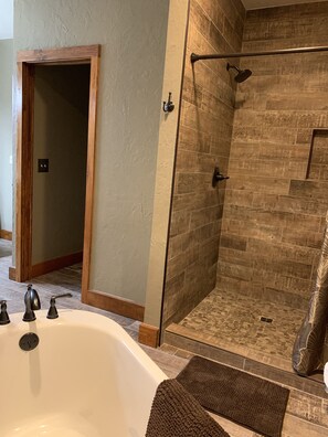 Bañera con ducha, secador de pelo, toallas, shampoo
