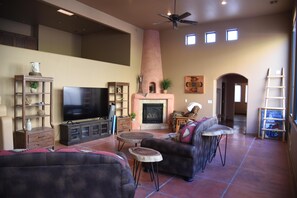 Smart TV, fireplace, ping pong - Cliff Dwellers A Spectacular 5 Bedroom home just east of Sand Hollow Reservoir (Hurricane)