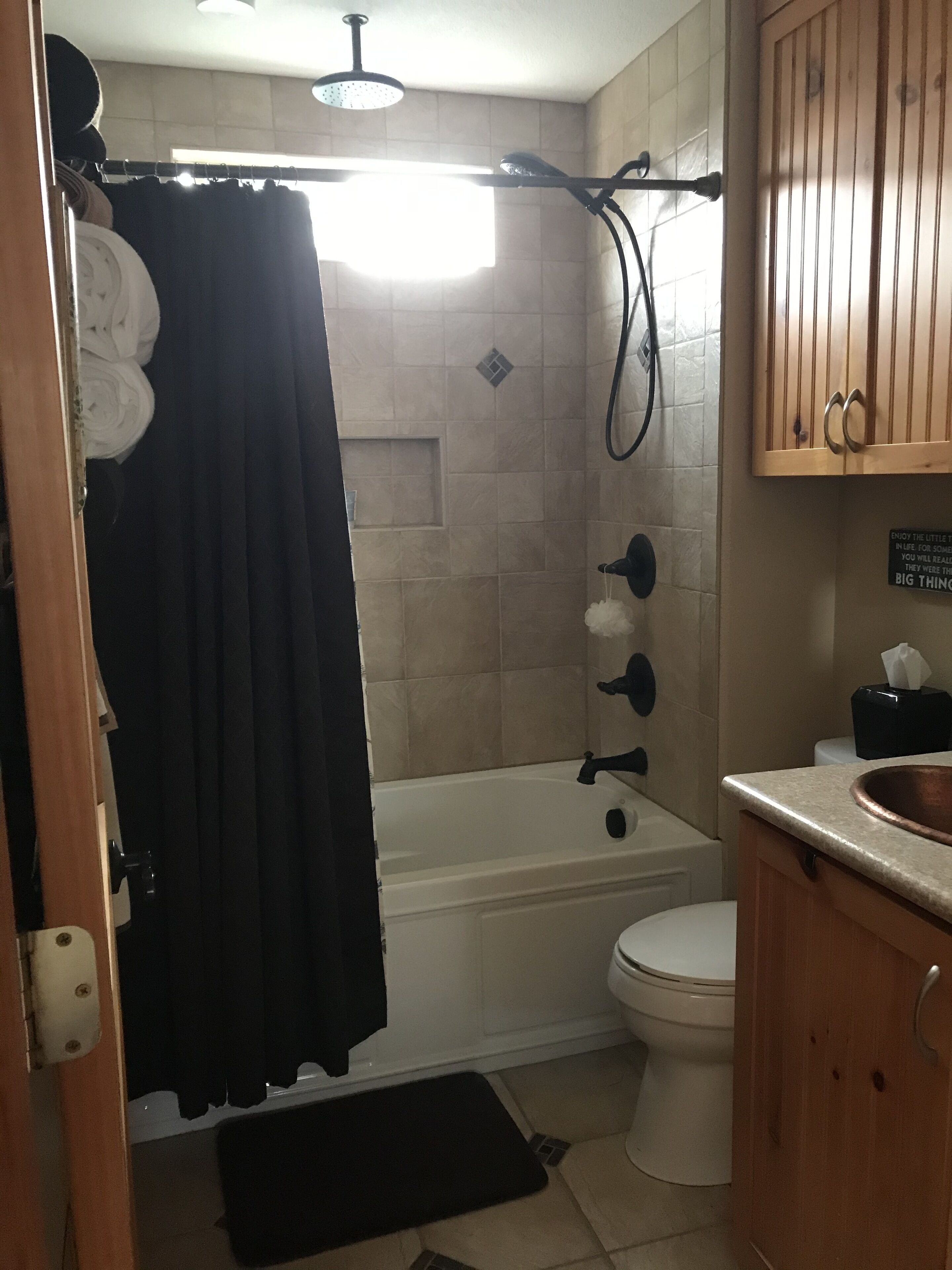 Un baño con ducha, inodoro y lavamanos.