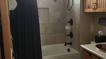 Un baño con ducha, inodoro y lavamanos.