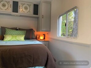 2 bedrooms, WiFi, bed sheets - Cozy Mallard RV. Light, bright and inspiring trailer amongst the Pine trees. (Topanga)