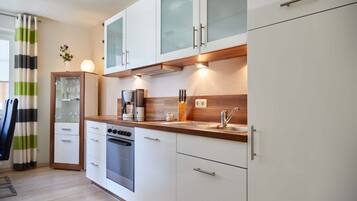 JÀÀkaappi, mikroaaltouuni, uuni, liesi