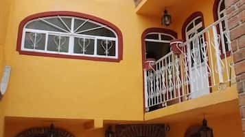Vista frontal de la propiedad