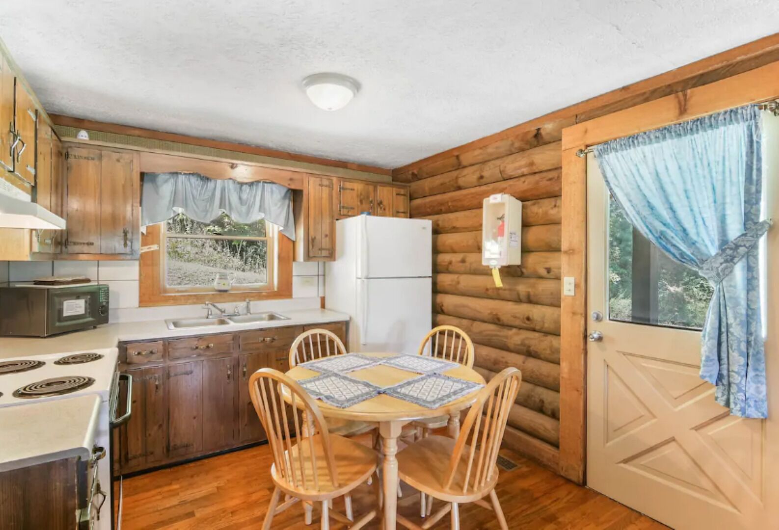 Carters Lake Lakeside Log Cabin #3