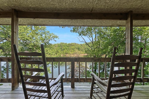 Carters Lake Lakeside Log Cabin #3 includes free boat slip at the Marina