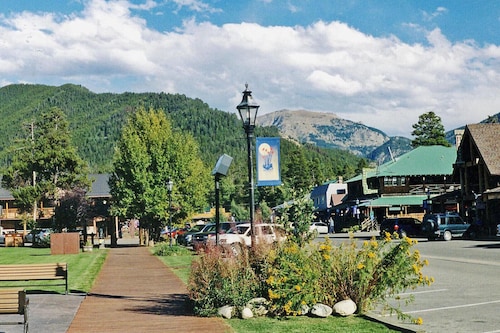 Riverfront Condo #1w/patio,1blk 2 town,King bed,ground floor, 40min 2 WinterPark