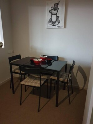 Dining - Little☕Italia 🍝lygon st 1 bed long stays Welcome (Carlton)