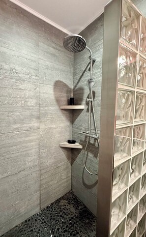 Dusche, Haartrockner, Handtücher, Seife