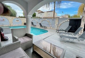 Een buitenzwembad en een verwarmd zwembad