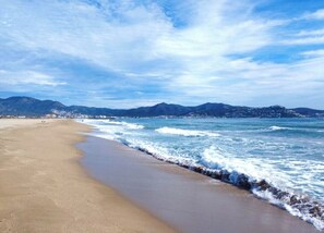 Vlak bij het strand, ligstoelen