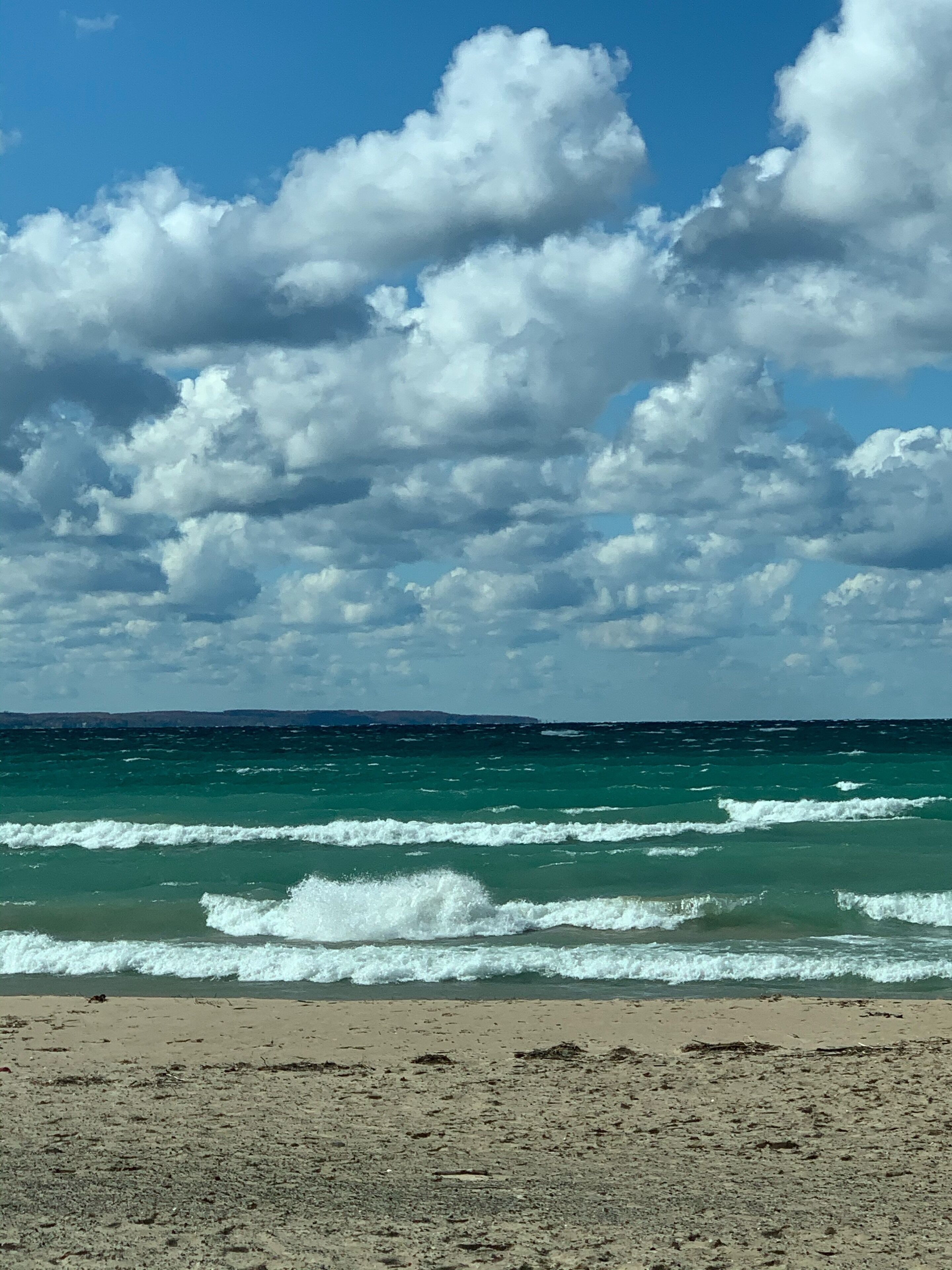 Vlak bij het strand, ligstoelen aan het strand, strandlakens