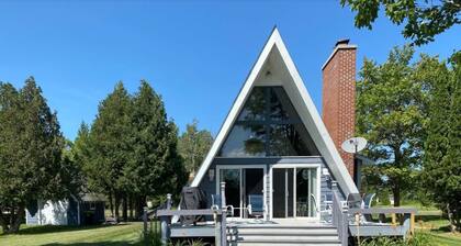 Four-season lakefront charm in Northern Michigan