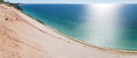 Beach nearby, sun-loungers, beach towels