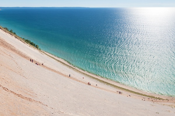 Una spiaggia nelle vicinanze, lettini da mare, teli da spiaggia