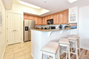 Réfrigérateur, four à micro-ondes, un four, surface de cuisson