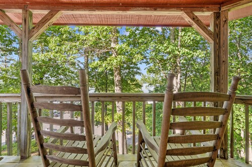 Lakeview Cabin #5 at Carters Lake, includes free boat slip at the marina